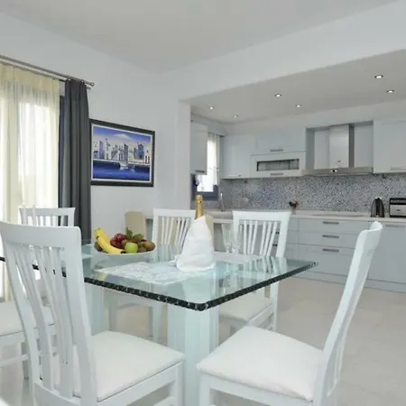 Oceana 6 Bed Luxury Beachfront In Villa Páros